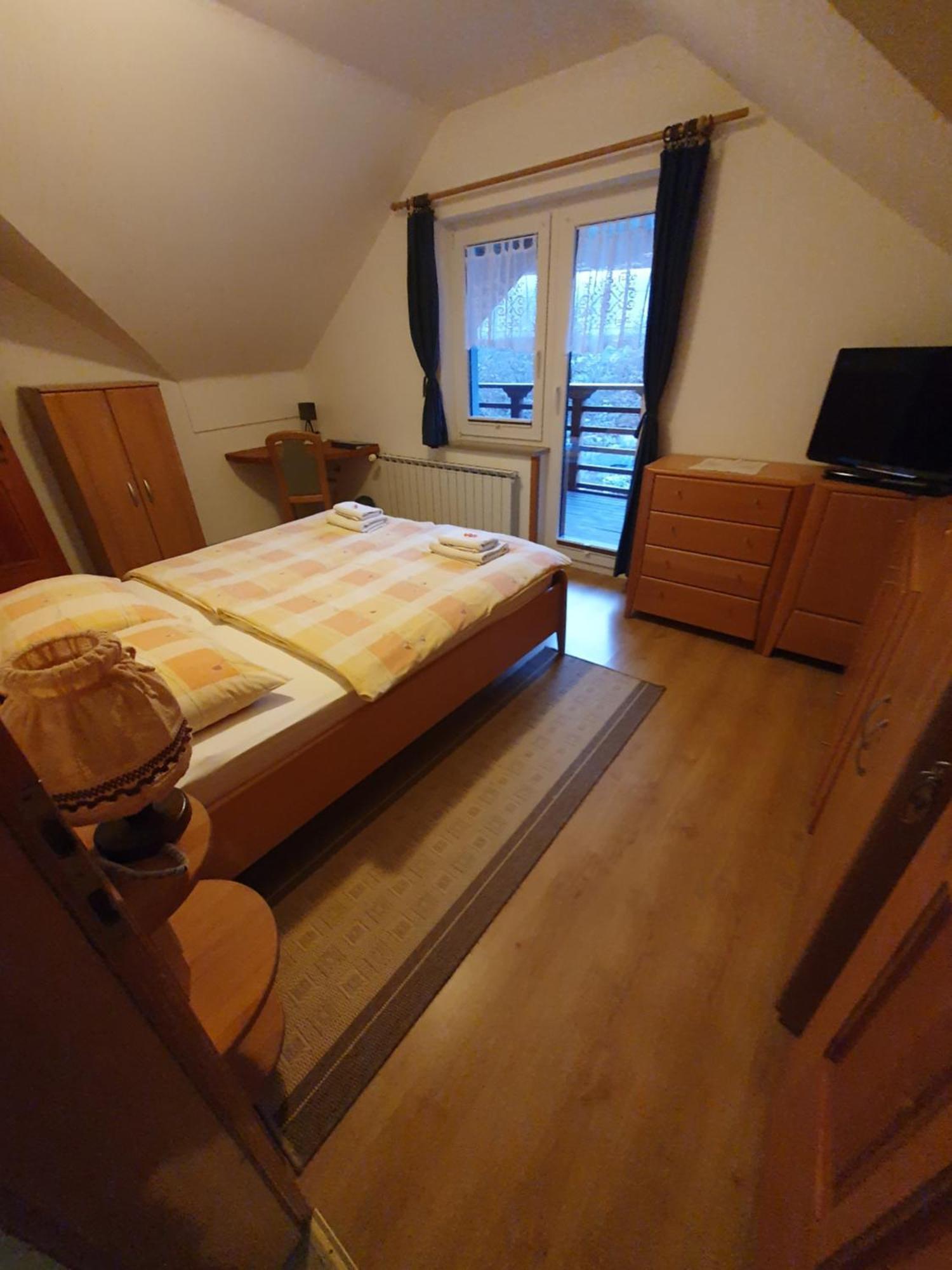 Miskar Rooms Cerknica Chambre photo