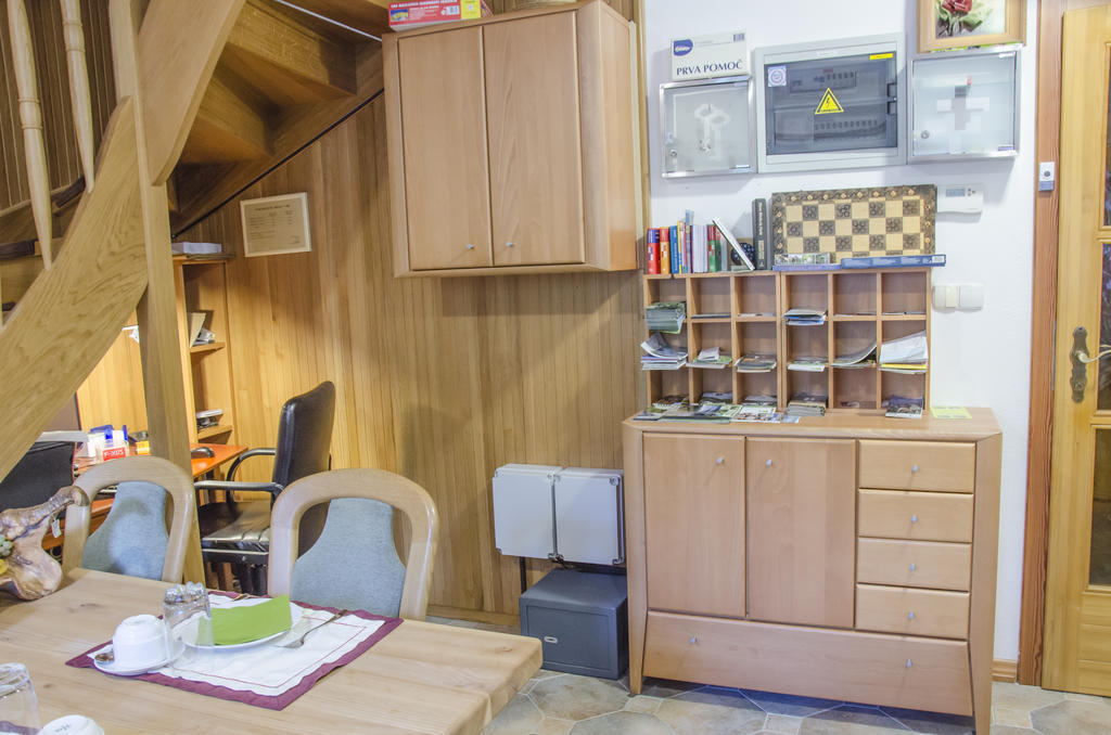 Miskar Rooms Cerknica Extérieur photo