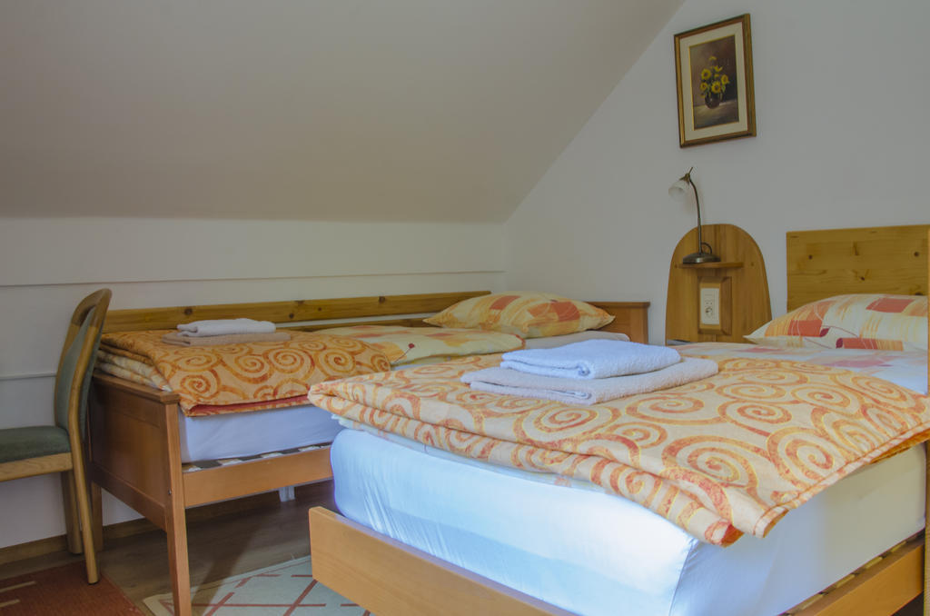 Miskar Rooms Cerknica Chambre photo