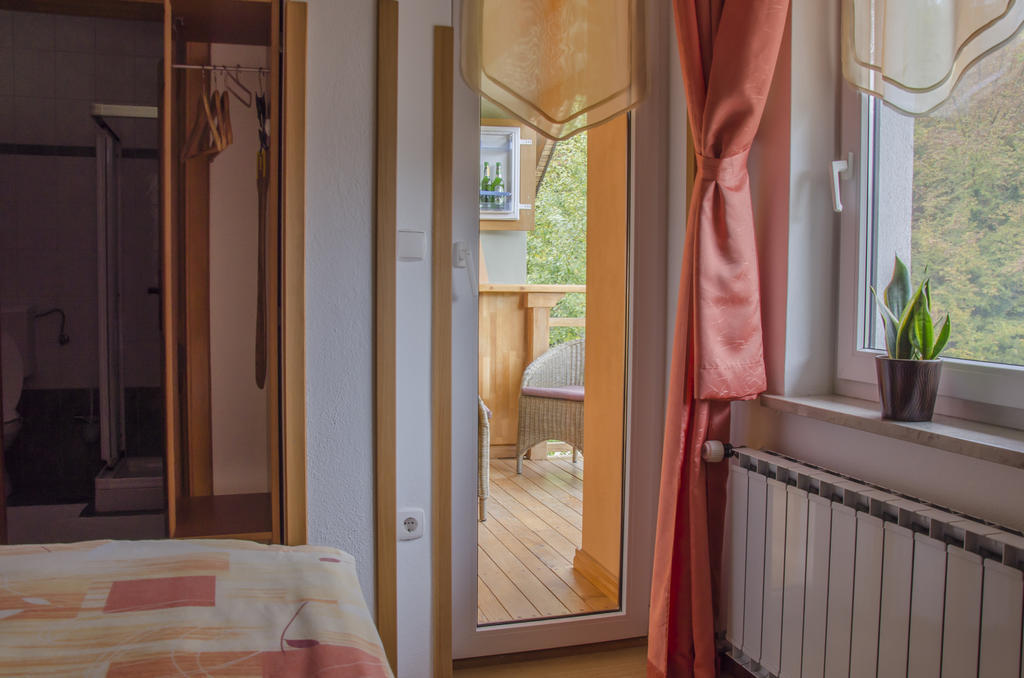 Miskar Rooms Cerknica Chambre photo