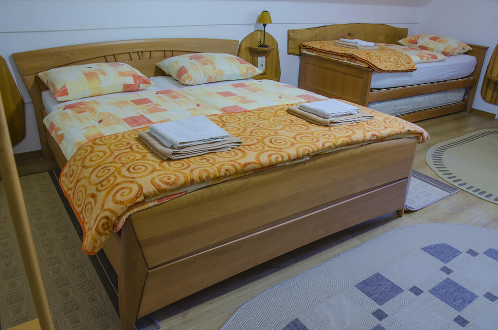 Miskar Rooms Cerknica Chambre photo