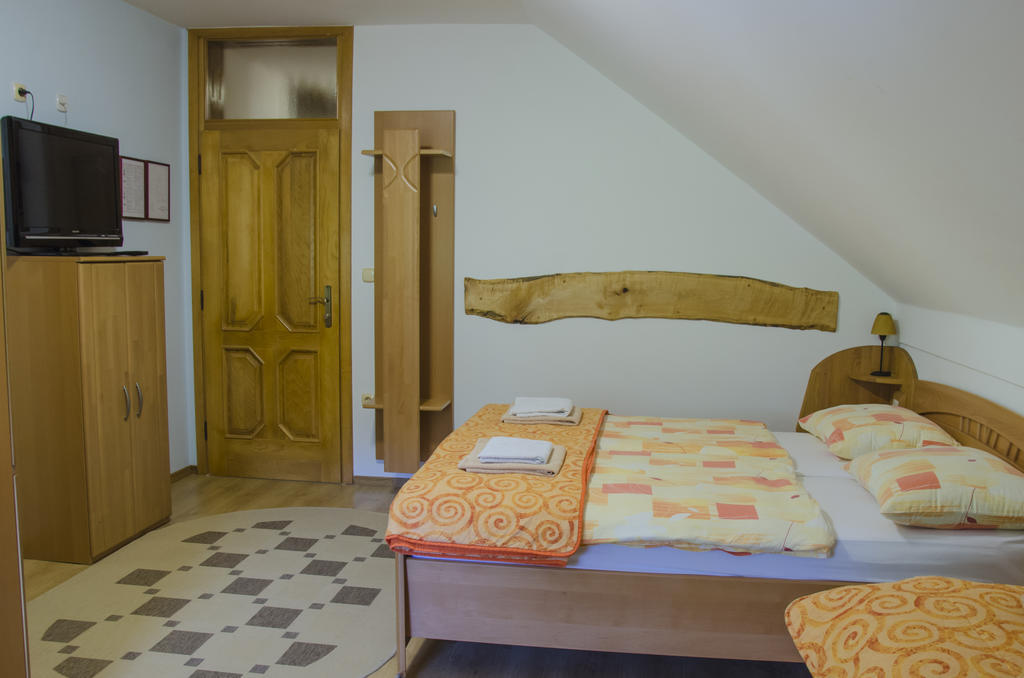 Miskar Rooms Cerknica Chambre photo